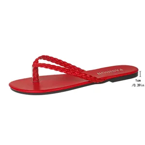 Dettaglio dell'infradito rossa intrecciata da donna con misura della suola piatta di 1 cm.