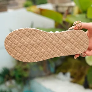 Dettaglio della suola antiscivolo dei sandali infradito con perle in stile francese