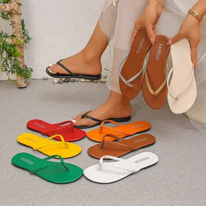 Infradito da donna con cinturino intrecciato multicolore e suola piatta in colori vivaci
