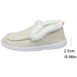 Dettaglio suola platform da 2,5 cm su scarpe invernali da donna in velluto con pelliccia