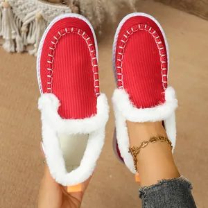 Dettaglio ravvicinato di scarpe in velluto a coste rosso con fodera in ecopelliccia
