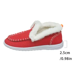 Dettaglio della pantofola in velluto a coste rosso con pelliccia e suola alta 2,5 cm