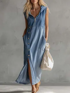 Longue robe en jean sans manches à capuche avec fermeture éclair et fente latérale à boutons