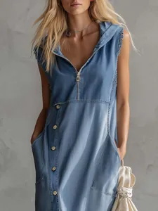 Vue détaillée de la robe longue en jean sans manches avec capuche et fermeture éclair