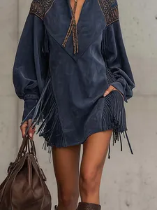 Vue détaillée d'une robe marine à col en V avec broderie complexe et longues franges