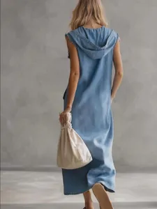 Vue arrière détaillée d'une robe maxi en jean sans manches avec capuche bleu clair