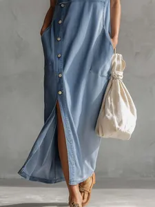 Détail d'une robe longue sans manches en jean avec fermeture boutonnée et poches
