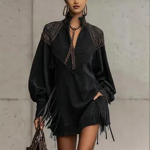 Gros plan d'une robe noire élégante avec broderie aux épaules et longues franges