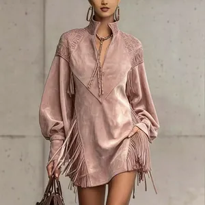Détail d'une robe rose poudré aspect daim avec franges et broderies sur les épaules