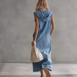 Robe longue décontractée en jean sans manches avec capuche bleu clair vue de l'arrière