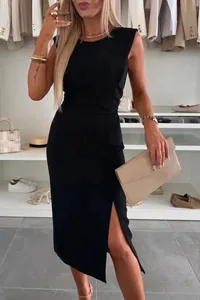 Elegantes schwarzes ärmelloses Midikleid mit Seitenschlitz, getragen von einem Modell