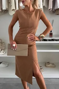 Details des eleganten ärmellosen Midikleids in Camel mit Seitenschlitz