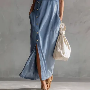 Robe longue en jean sans manches avec boutonnage frontal et fente haute décontractée.