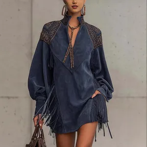 Robe élégante bleu marine à col en V avec franges et détails brodés