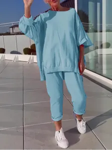 Casual σετ δύο τεμαχίων με γαλάζια μπλούζα με στρογγυλή λαιμόκοψη και παντελόνι για γυναίκες