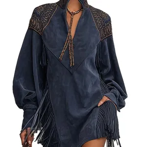 Robe bohème à col en V avec broderie aux épaules et détails de franges bleu marine.