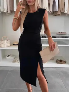 Elegantes ärmelloses Midi-Kleid in Schwarz mit Rundhalsausschnitt und Seitenschlitz.