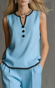 Dettaglio di una camicetta senza maniche azzurra con finiture nere e bottoni stile elegante