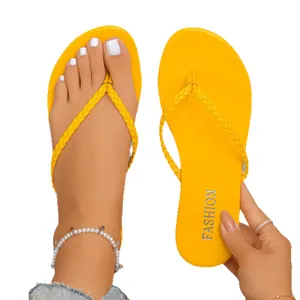 Infradito gialle da donna con cinturini intrecciati, sandali bassi da spiaggia eleganti e comodi
