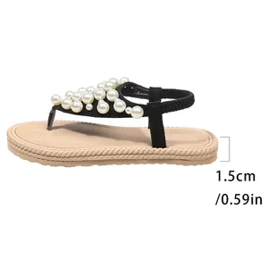Dettaglio dei sandali francesi decorati con perle e suola di 1,5 cm di altezza totale