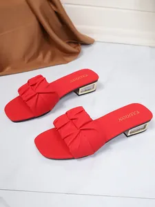 Rode sandalen met vierkante neus, geplooide bandjes en blokhakken met strass
