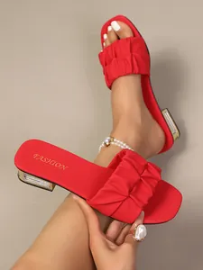 Rode rimpel sandalen met vierkante neus en lage blokhak voorzien van glitter strass details.