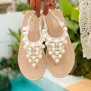 Dettaglio di sandali infradito stile boho con decorazioni di perle su tutta la tomaia