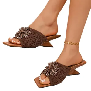 Elegantes zapatillas de punto marrón con pedrería y puntera cuadrada con tacón bajo.