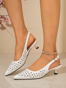 Détail d'escarpins slingback blancs à bout pointu avec un motif ajouré très élégant