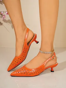 Vue latérale de sandales slingback orange découpées au laser avec petits talons