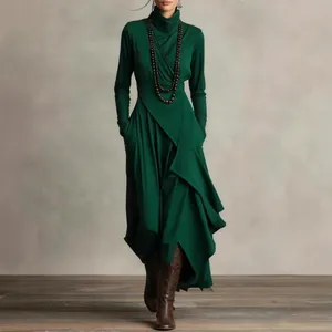 Elegante vestido verde esmeralda de cuello alto y manga larga con dobladillo asimétrico