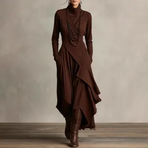 Elegante vestido maxi de manga larga con cuello alto cruzado en color marrón chocolate
