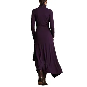 Elegante vestido maxi de manga larga con cuello alto en color púrpura oscuro, espalda.