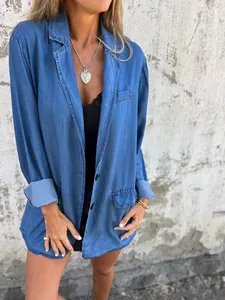 Detalle de una americana vaquera informal con cuello de solapa y textura de denim