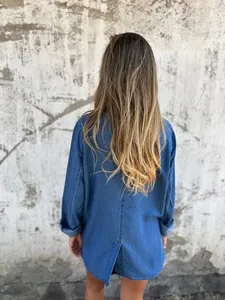 Vista trasera de una chaqueta vaquera azul casual con un detalle de abertura único