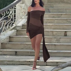Elegante abito marrone a spalle scoperte con inserti in rete velata e pieghe