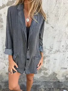 Detalle de una chaqueta vaquera gris casual con cuello de solapa y bolsillos