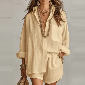 Vue détaillée de l'ensemble 2 pièces pour femme chemise et short beige de style lin