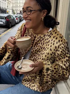Modische Kurzjacke mit Leopardenmuster aus Kunstpelz für Damen im Streetstyle-Look