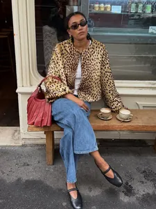 Modische kurze Webpelzjacke mit Leopardenmuster für Damen in einem Café im Freien