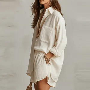 Vue détaillée de l'ensemble chemise et short en lin ivoire pour femme au style décontracté