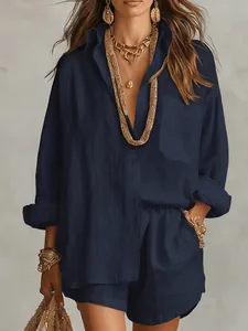 Ensemble deux pièces en lin bleu marine avec chemise ample et short assorti pour femme.