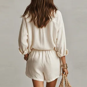 Vue détaillée de l'ensemble chemisier et short en lin crème pour un look d'été décontracté.