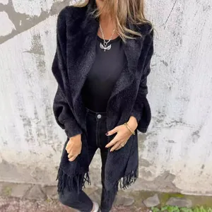 Κοντινό πλάνο μαύρης πλεκτής ζακέτας με κομψά κρόσσια και απαλή υφή για άνετη εφαρμογή