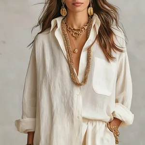 Ensemble chic chemise en lin crème pour femme avec bijoux bohèmes dorés superposés