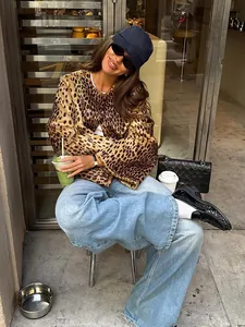 Schicke kurze Damenjacke mit Leopardenmuster in einem modernen Streetstyle-Mode-Look