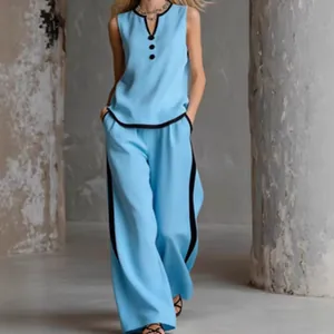 Elegante set top senza maniche azzurro e pantaloni a gamba larga con bordo nero a contrasto