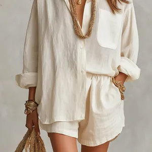 Détail d'un ensemble chemise et short en lin ivoire pour femme avec une coupe bohème décontractée