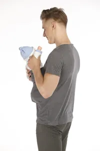 Vista laterale di una t-shirt grigia con tasca a marsupio per papà che tiene il bebè