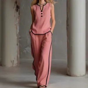 Elegante completo smanicato rosa antico con scollo a V e profili neri a contrasto di tendenza